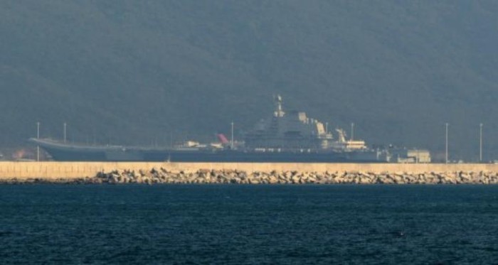 Tàu sân bay Liêu Ninh, Hải quân Trung Quốc đậu ở bãi Đại Đông Hải, đảo Hải Nam, Trung Quốc (nguồn mạng sina Trung Quốc ngày 15 tháng 9 năm 2015)