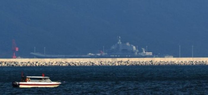 Tàu sân bay Liêu Ninh, Hải quân Trung Quốc đậu ở bãi Đại Đông Hải, đảo Hải Nam, Trung Quốc (nguồn mạng sina Trung Quốc ngày 15 tháng 9 năm 2015)