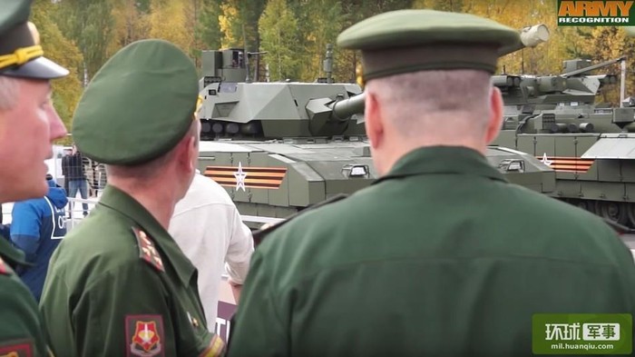 Xe tăng chiến đấu T-14 Armata Nga vừa trưng bày trạng thái tĩnh ở Hội chợ quốc phòng Nga 2015 (nguồn báo Hoàn Cầu, Trung Quốc)