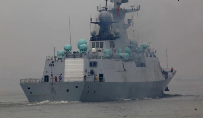 Hình ảnh này được dân mạng cho là tàu hộ vệ Tương Đàm số hiệu 531 Type 054A đang chạy thử, dự kiến sẽ trang bị cho Hạm đội Đông Hải vào đầu năm 2016 (nguồn mạng sina Trung Quốc)