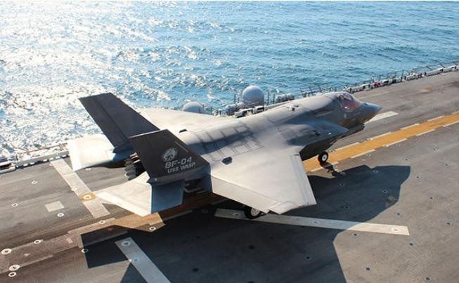 Máy bay chiến đấu F-35B của Thủy quân lục chiến Mỹ kiểm tra trên tàu tấn công đổ bộ USS Wasp
