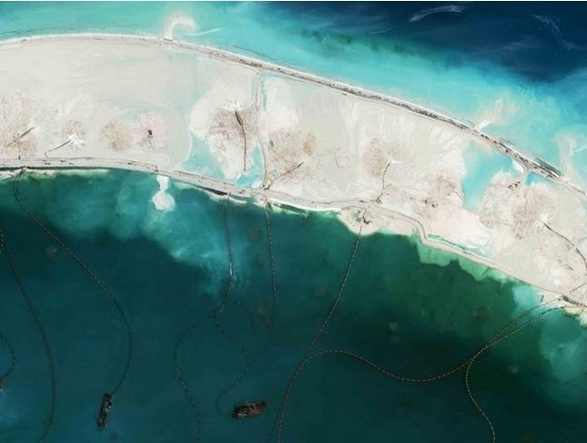 Hình ảnh vệ tinh mới nhất phát hiện Trung Quốc xây dựng bất hợp pháp đường băng trên đá Vành Khăn thuộc quần đảo Trường Sa của Việt Nam (nguồn mạng &quot;Đa chiều&quot; của người Hoa hải ngoại)