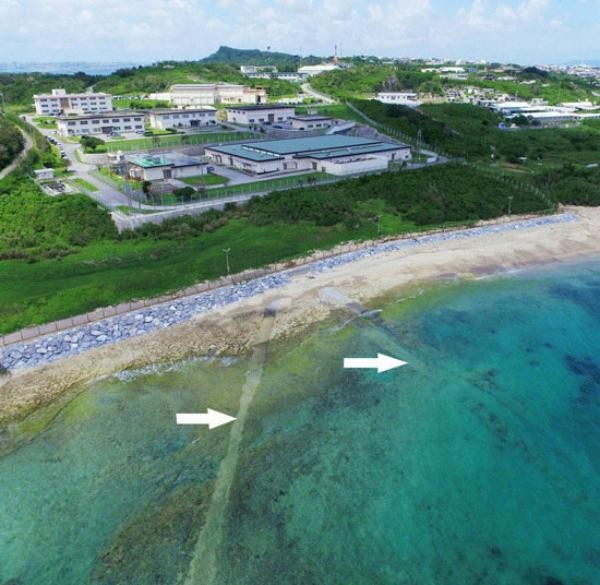Dấu vết 2 dây cáp đáy biển ở Okinawa dùng để nghe lén tàu ngầm Trung Quốc được đăng tải trên mạng (nguồn báo Nhân Dân, Trung Quốc)