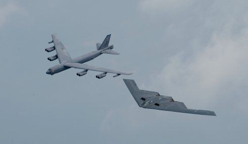 Máy bay ném bom chiến lược B-52 và B-2 hiện có của Không quân Mỹ