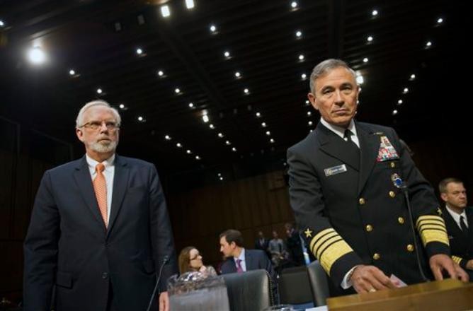 Trợ lý Bộ trưởng Quốc phòng Mỹ David Shear và Tư lệnh Bộ Tư lệnh Thái Bình Dương Quân đội Mỹ, Đô đốc Harry Harris tại phiên điều trần của Ủy ban Quân sự Hạ viện Mỹ ngày 17 tháng 9 năm 2015