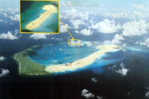 Hình ảnh vệ tinh đá Subi thuộc quần đảo Trường Sa của Việt Nam đang bị Trung Quốc tiến hành quân sự hóa bất hợp pháp (nguồn mạng Đa chiều)
