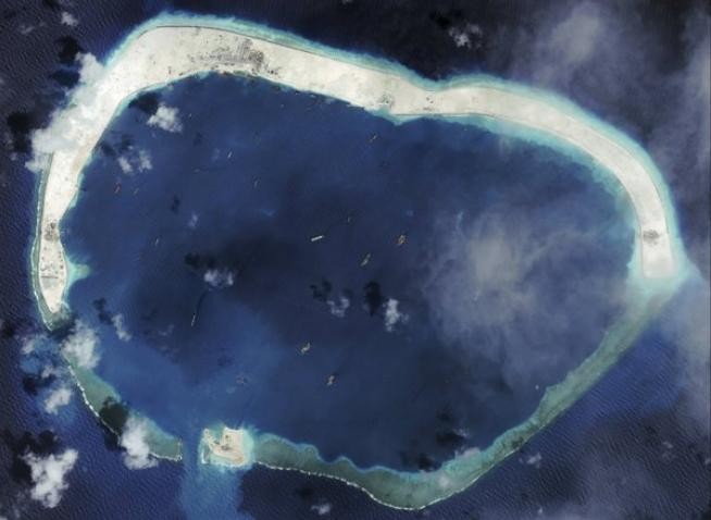 Hình ảnh vệ tinh ngày 8 tháng 9 năm 2015 về đá Vành Khăn thuộc quần đảo Trường Sa của Việt Nam, đang bị Trung Quốc xây dựng thành đảo và tiến hành quân sự hóa bất hợp pháp (nguồn Thời báo New York, Mỹ)