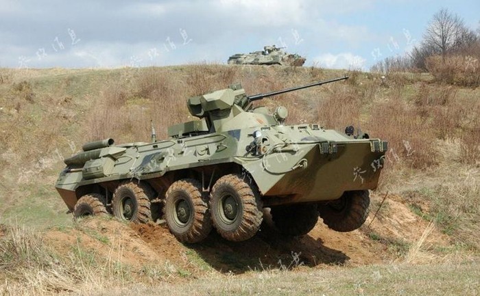 Xe chiến đấu bánh lốp BTR-82A Lục quân Nga