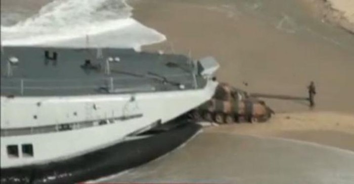 Quân đội Trung Quốc tổ chức tập trận đổ bộ lập thể nhiều binh chủng đánh chiếm đảo trên Biển Đông, có sử dụng tàu đổ bộ đệm khí Zubr (nguồn mạng sina ngày 20 tháng 7 năm 2015)