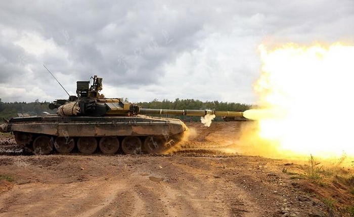 Xe tăng T-90 Quân đội Nga bắn đạn thật (nguồn Tin tức Tham khảo, Trung Quốc)