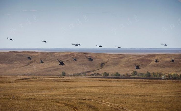 Cụm máy bay trực thăng vận tải Nga trong một cuộc tập trận đột kích