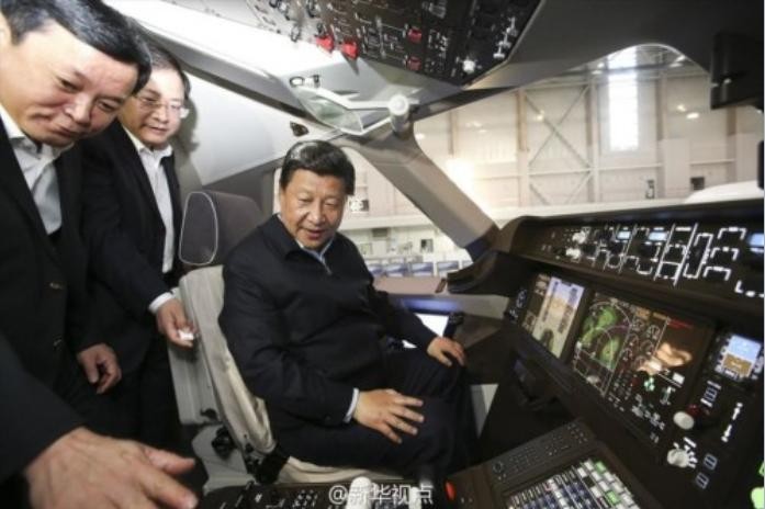 Chủ tịch Trung Quốc Tập Cận Bình thử nghiệm máy bay chở khách cỡ lớn C919 (máy bay mẫu)