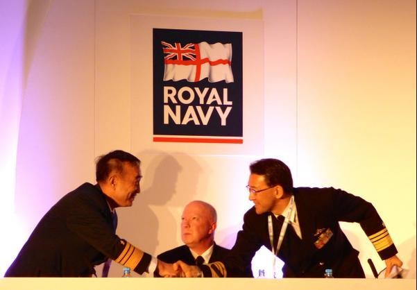 Phó đô đốc Viên Dự Bách - Tư lệnh Hạm đội Bắc Hải, Hải quân Trung Quốc và Phó đô đốc Umio Otsuka - Tham mưu trưởng Lực lượng Phòng vệ Biển Nhật Bản tại London, Anh ngày 13 tháng 9 năm 2015