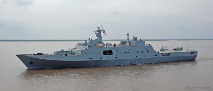 Hình ảnh chạy thử trên biển của tàu đổ bộ cỡ lớn Nghi Mông Sơn Type 071 do dân mạng Trung Quốc đăng tải. Tàu này dự kiến biên chế cho Hạm đội Đông Hải, Hải quân Trung Quốc vào tháng 12 năm 2015.