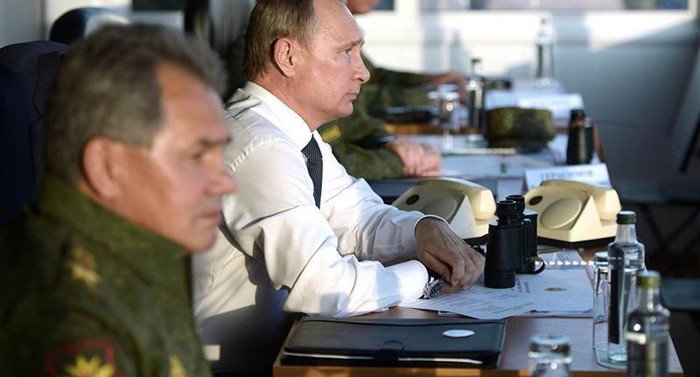 Tổng thống Nga Vladimir Putin quan sát cuộc diễn tập &quot;Trung tâm-2015&quot; ở bãi bắn Donguz, khu vực Ural