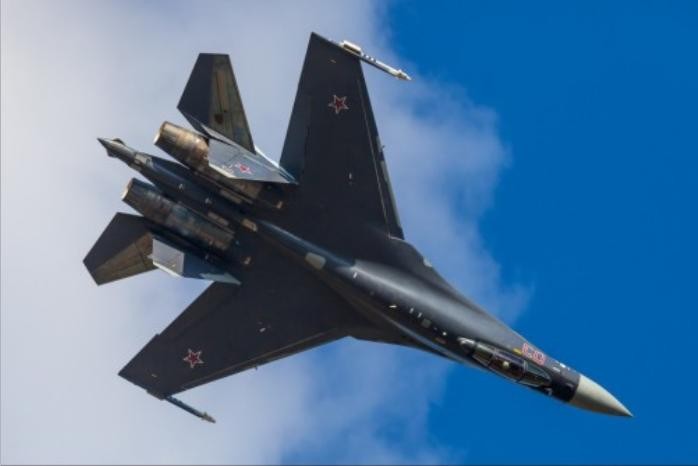 Máy bay chiến đấu Su-35 bay biểu diễn (nguồn mạng sina Trung Quốc)