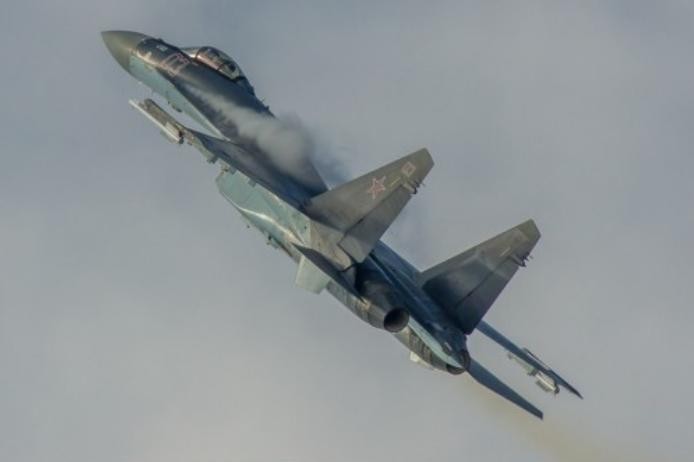 Máy bay chiến đấu Su-35 Nga bay biểu diễn (nguồn mạng sina Trung Quốc)