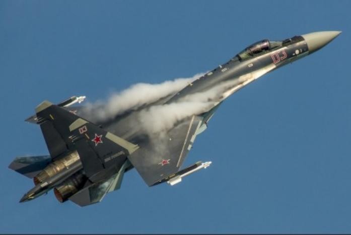 Máy bay chiến đấu Su-35 Nga bay biểu diễn (nguồn mạng sina Trung Quốc)