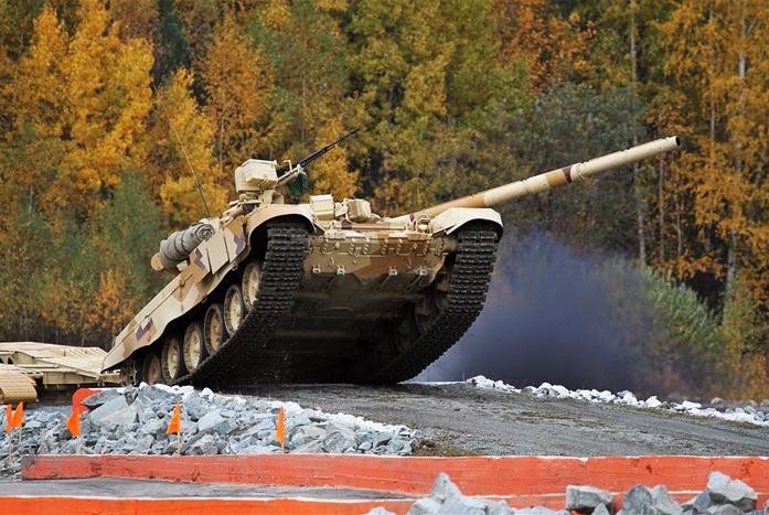 Xe tăng chiến đấu T-90S Nga phô diễn khả năng cơ động