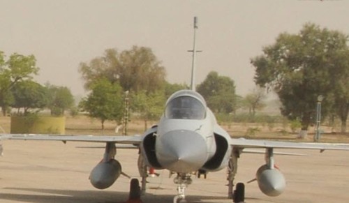 Máy bay chiến đấu hạng nhẹ JF-17 Kiêu Long do Trung Quốc và Pakistan phát triển, hiện chỉ biên chế trong Quân đội Pakistan
