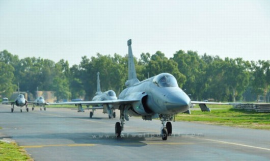 Máy bay chiến đấu JF-17 Kiêu Long do Trung Quốc và Pakistan phát triển, hiện chỉ biên chế trong Quân đội Pakistan