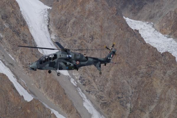Máy bay trực thăng vũ trang LCH do Ấn Độ tự chế tạo, thử nghiệm ở căn cứ không quân Leh (nguồn báo Hoàn Cầu, Trung Quốc)