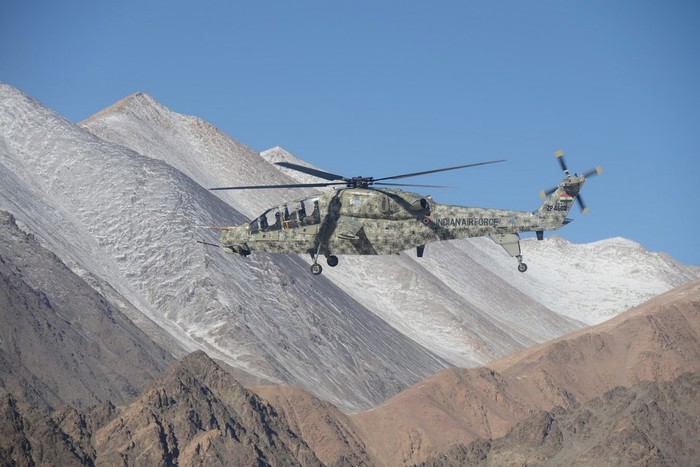 Máy bay trực thăng vũ trang LCH do Ấn Độ tự chế tạo, thử nghiệm ở căn cứ không quân Leh (nguồn báo Hoàn Cầu, Trung Quốc)