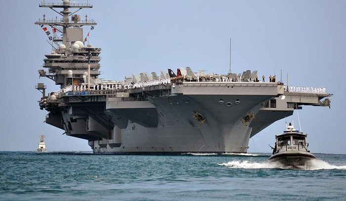 Ngày 1 tháng 10 năm 2015, tàu sân bay USS Ronald Reagan CVN 76, Hải quân Mỹ đến quân cảng Yokosuka, Nhật Bản