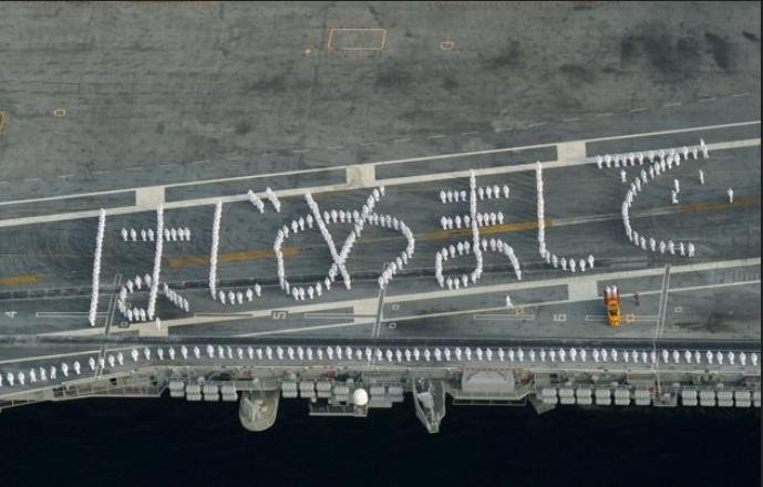Ngày 1 tháng 10 năm 2015, tàu sân bay USS Ronald Reagan CVN 76, Hải quân Mỹ đến quân cảng Yokosuka, Nhật Bản. Trong hình là dòng chữ bày tỏ tình hữu nghị trên đường băng tàu sân bay này.