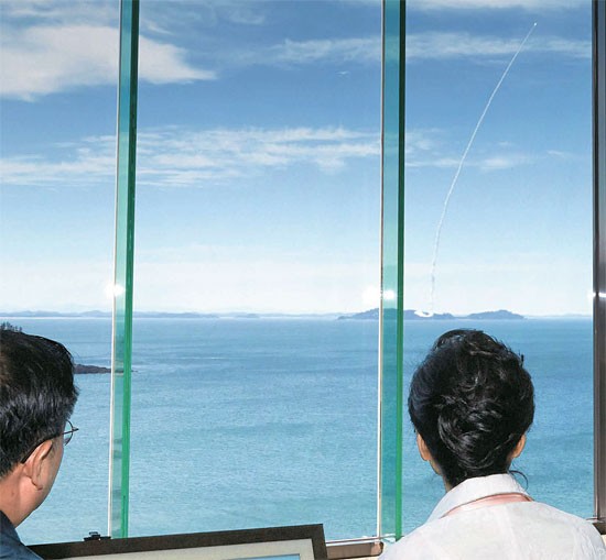 Ngày 3 tháng 6 năm 2015, Tổng thống Hàn Quốc Park Geun-hye quan sát bắn tên lửa Hyunmoo-2B