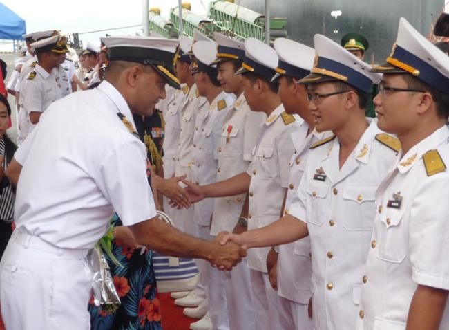 Việt Nam chào đón binh sĩ tàu hộ vệ tàng hình INS Sahyadri đến cảng Tiên Sa, Đà Nẵng