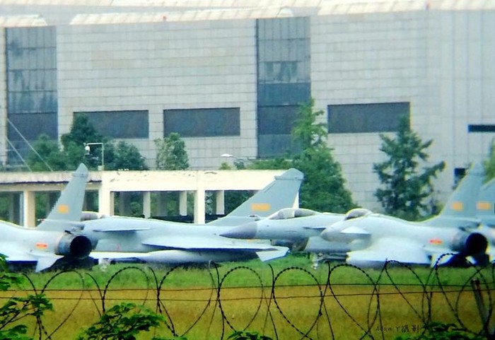 J-10B sơn màu không quân, được cho là có thể sắp biên chế