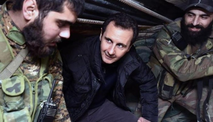 Tổng thống Syria Bashar Assad trong một lần thăm Quân đội Syria