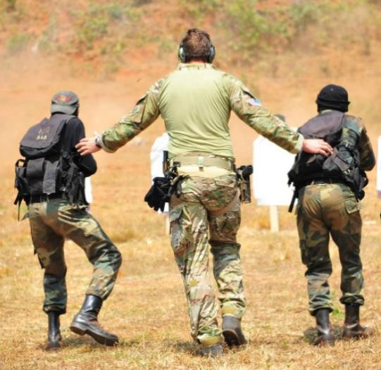Đặc nhiệm Mỹ hướng dẫn 2 người lính Cameroon năm 2013
