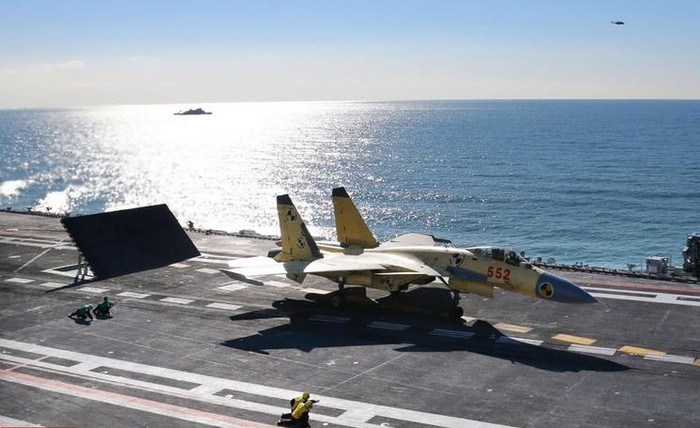 Trung Quốc cho tập cất hạ cánh máy bay chiến đấu J-15 trên tàu sân bay Liêu Ninh