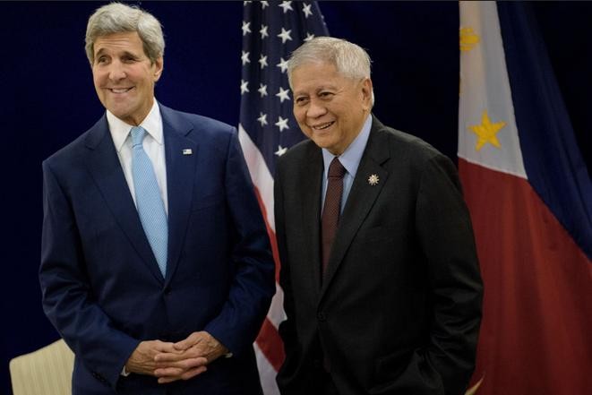 Ngoại trưởng Mỹ John Kerry và người đồng cấp Philippines