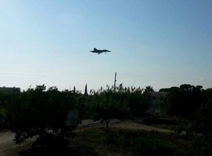 Máy bay chiến đấu Su-34 Nga dựa vào sự yểm trợ của máy bay chở khách tiến vào Syria (nguồn mạng sina Trung Quốc)