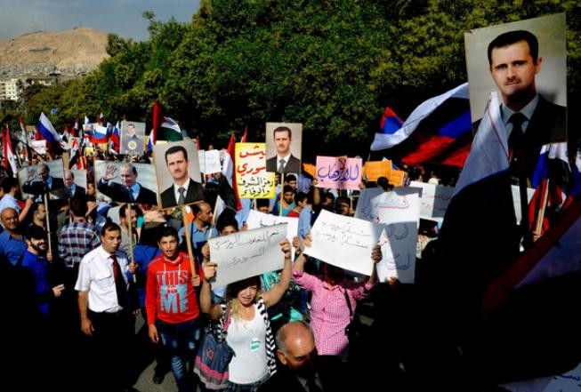 Người dân Syria ủng hộ Tổng thống Syria Bashar Assad và hoạt động không kích của Nga ở Syria, họ tập hợp bên ngoài Đại sứ quán Nga ở Syria để bày tỏ sự ủng hộ.