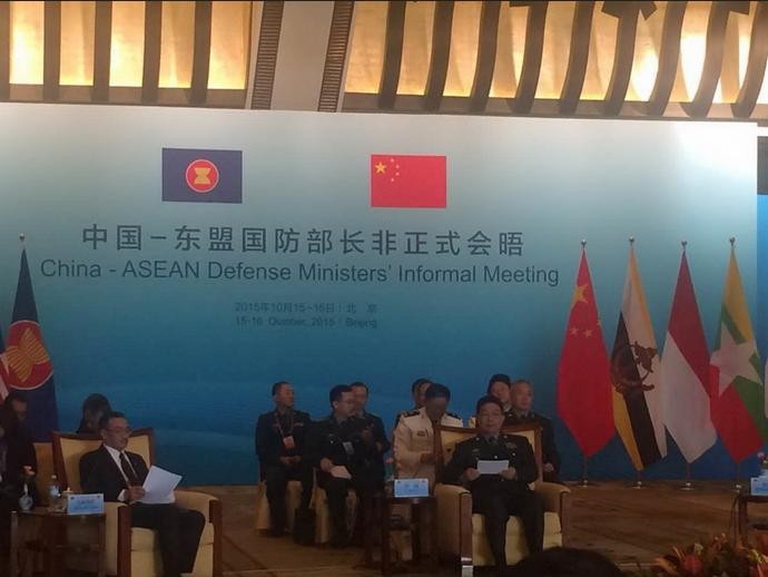 Bộ trưởng Quốc phòng Trung Quốc Thường Vạn Toàn (ngồi bên phải) tại Hội nghị Bộ trưởng Quốc phòng Trung Quốc-ASEAN ngày 16 tháng 10 năm 2015
