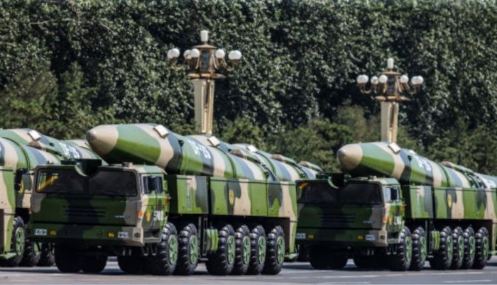 Trung Quốc khoe tên lửa thông thường kiêm hạt nhân Đông Phong-26 ở Lễ duyệt binh ngày 3 tháng 9 năm 2015