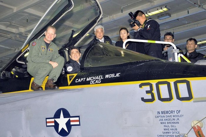 Ngày 18 tháng 10 năm 2015, Thủ tướng Nhật Bản Shinzo Abe thăm tàu sân bay USS Ronald Reagan Hải quân Mỹ. Ông đã lên ngồi trên máy bay chiến đấu F/A-18
