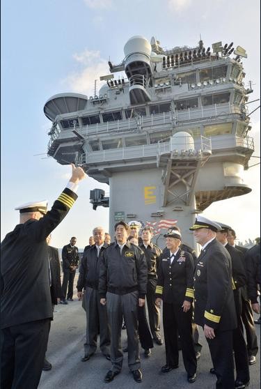 Ngày 18 tháng 10 năm 2015, Thủ tướng Nhật Bản Shinzo Abe thăm tàu sân bay USS Ronald Reagan Hải quân Mỹ