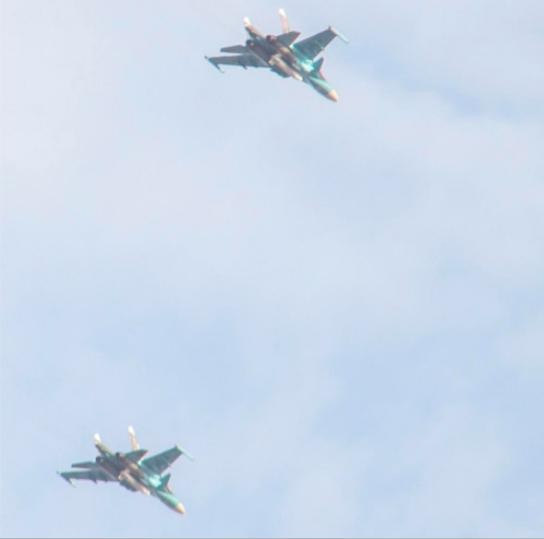 Hai máy bay chiến đấu ném bom Su-34 Nga lắp thêm thùng dầu phụ để bay đường dài (nguồn mạng sina)