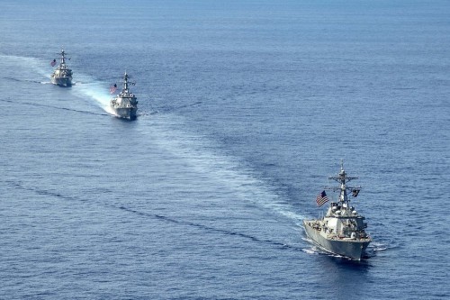 3 tàu khu trục Hạm đội 7, Hải quân Mỹ đang tuần tra ở khu vực tác chiến, bảo vệ an ninh khu vực (ảnh nguồn mạng sina Trung Quốc)