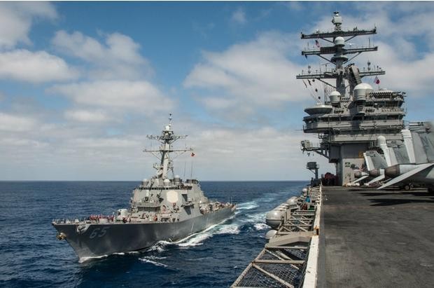 Tàu khu trục Aegis USS Benfold và tàu sân bay USS Ronald Reagan trên Thái Bình Dương vào ngày 5 tháng 10 năm 2015