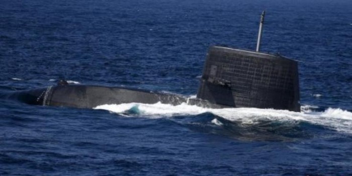 Tàu ngầm Uzushio Nhật Bản nổi lên mặt nước