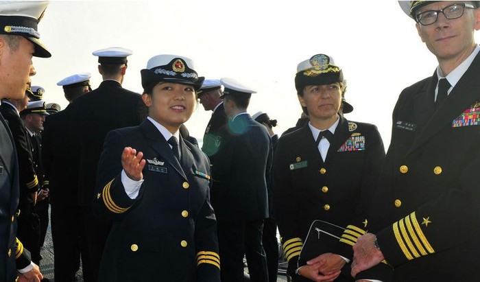 Chiều ngày 19 tháng 10 năm 2015, Đoàn đại biểu chỉ huy tàu chiến Hải quân Mỹ thăm tàu sân bay Liêu Ninh, Hải quân Trung Quốc