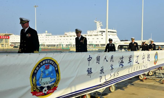 Chiều ngày 19 tháng 10 năm 2015, Đoàn đại biểu chỉ huy tàu chiến Hải quân Mỹ thăm tàu sân bay Liêu Ninh, Hải quân Trung Quốc