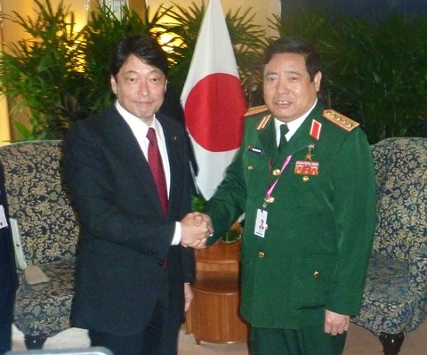 Cựu Bộ trưởng Quốc phòng Nhật Bản Itsunori Onodera trong chuyến thăm Việt Nam 2 năm trước. Tháng 11 năm 2015, Bộ trưởng Quốc phòng Nhật Bản Gen Nakatani cũng sẽ đến thăm Việt Nam bàn về vấn đề Biển Đông