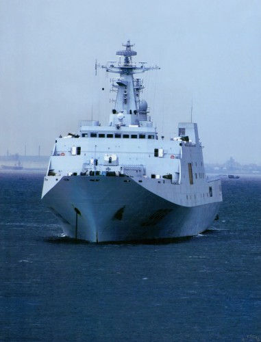 Tàu đổ bộ cỡ lớn Côn Luân Sơn Type 071 của Hạm đội Nam Hải, Hải quân Trung Quốc, bố trí ở Biển Đông.